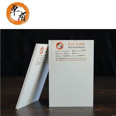 Hvit PVC-skumplate med stiv overflate